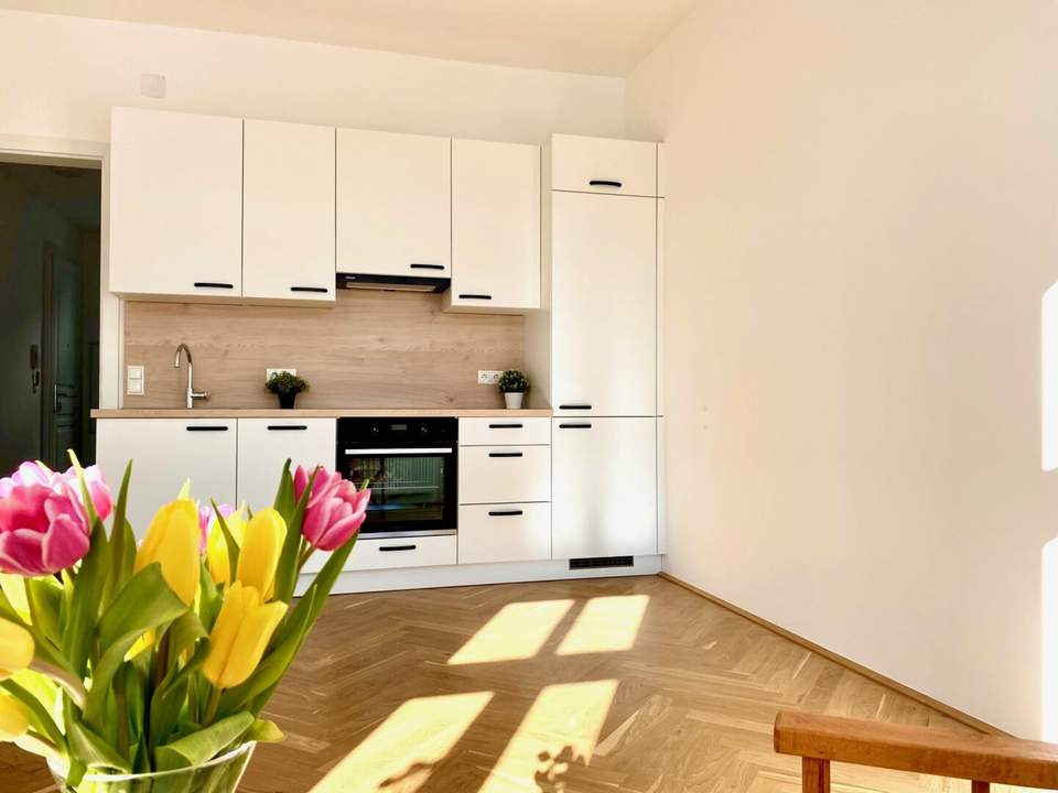 FÜR ALTBAU-LIEBHABER:INNEN! WUNDERSCHÖN RENOVIERTE HELLE UND RUHIGE WOHNUNG