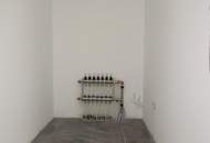 SENSATIONSPREIS! LICHTDURCHFLUTETE DACHGESCHOSSWOHNUNG MIT TERRASSE, TIEFGARAGENPLATZ &amp; PERFEKTEM GRUNDRISS – NUR 400 METER BIS WIEN!