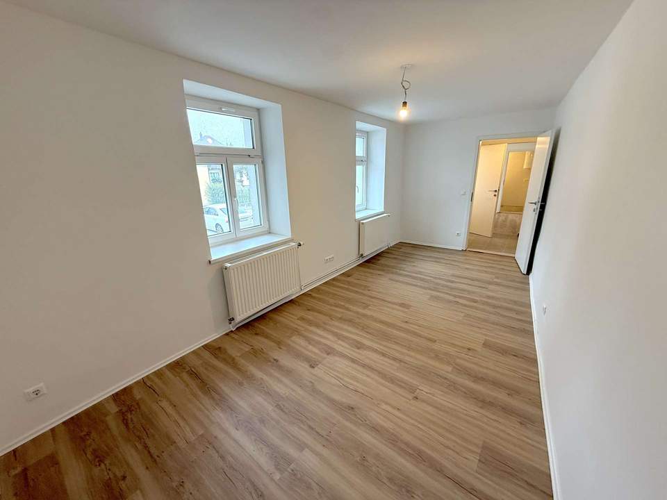 Einziehen &amp; wohlfühlen: Renovierte Wohnung mit Parkplatz