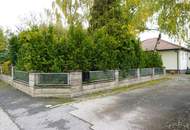 Bungalow in Siedlungsrandlage mit sensationellem Garten und Sauna-Bereich