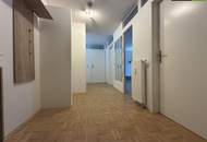Großzügige 3-Zimmer-Wohnung mit Carport in denkmalgeschütztem Altbau