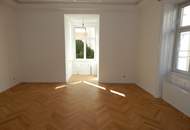 Sanierte Altbauwohnung mit Flügeltüren und neuen Parkettboden