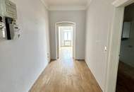 NEU! Sanierungsbedürftige Wohnung mit 16 m² großer Loggia im Innenhof! Plus rundum saniertes Haus!