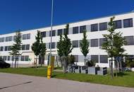 Bürogebäude neben Logistikzentrum
