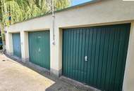 Wohnhaus mit 2.200m² großem Grundstück, Halle und Garagen