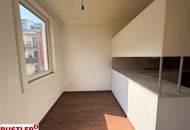 Sanierungsbedürftige 2 Zimmerwohnung mit hofseitigen Balkon - freier Mietzins