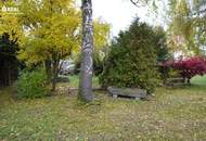 Bungalow in Siedlungsrandlage mit sensationellem Garten und Sauna-Bereich