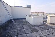TOPGELEGENHEIT, Fernblick, 61 m2 Dachgeschoß mit 48 m2 Terrasse, Wohnküche, 1 Zimmer, Wannenbad, Parketten, Holbeingasse
