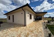 Großzügiges &amp; exklusives Familienhaus auf einer Ebene mit Garten und Nebengebäude