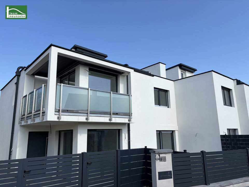 Modernes Reihenhaus in Ruhelage. Terrassen, Garten, Balkon. Perfekte Raumaufteilung. Große Dachterrasse und 2 Parkplätze.