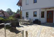 Wohnhaus in Siedlungsrandlage fast im Grünen mit Hochterrasse und kleinem Schwimmteich