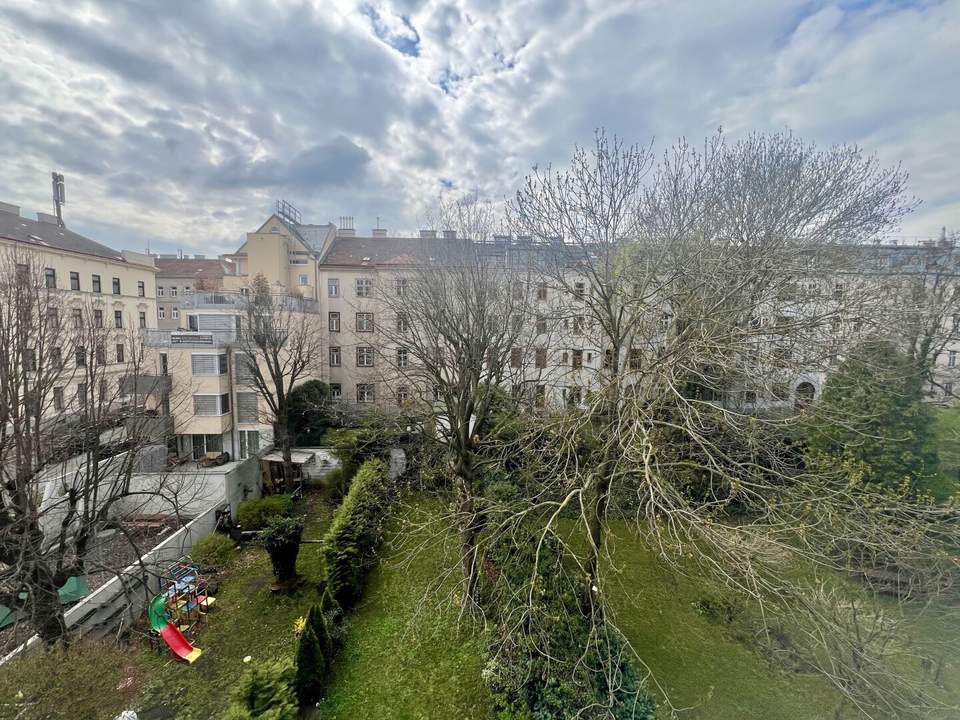 Hofruhelage: Altbauwohnung mit Grünblick!