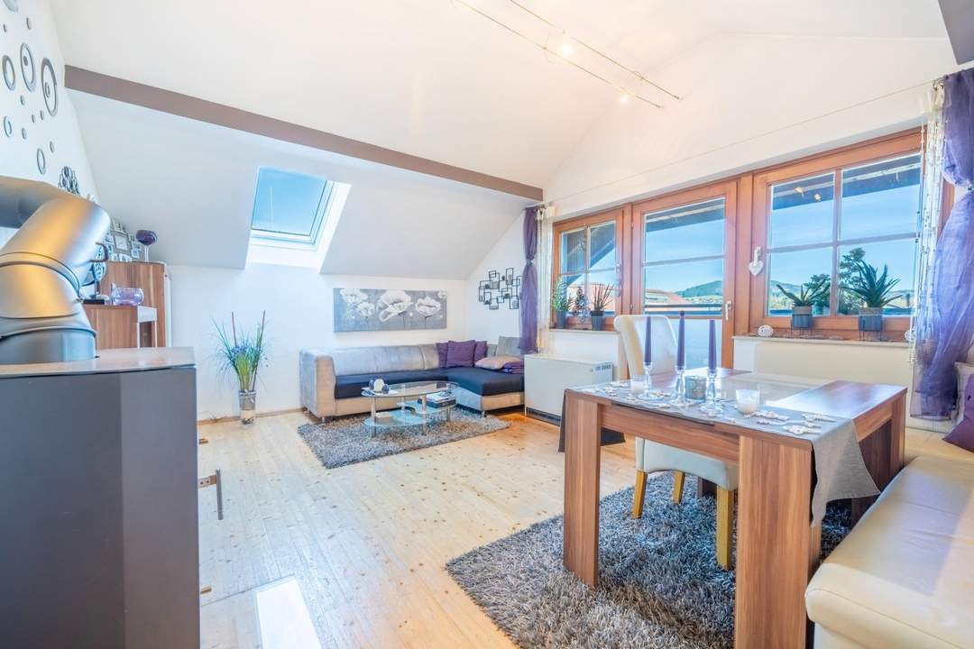 Leben im Zentrum - charmante 2-3 Zimmer Wohnung im Dachgeschoss – hell, offen, charmant