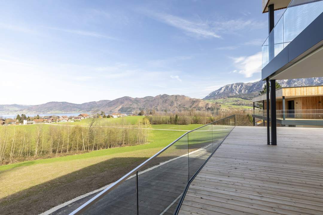 Große Terrasse mit See- und Gebirgsblick