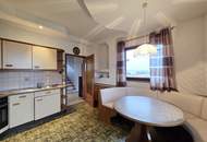 Geräumiges Stockhaus mit angebautem Laubengang und Garagentrakt