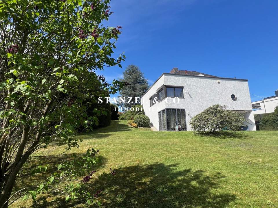 SONNENDURCHFLUTETE VILLA IN BESTLAGE
