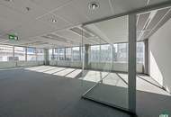 Modernes Büro mit Balkon im Saturn Tower