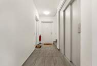 Exklusives Wohnerlebnis in St. Martin: Neuwertige 3-Zimmer-Wohnung mit hochwertigem Mobiliar, großem Südwest-Balkon und Tiefgaragenstellplatz