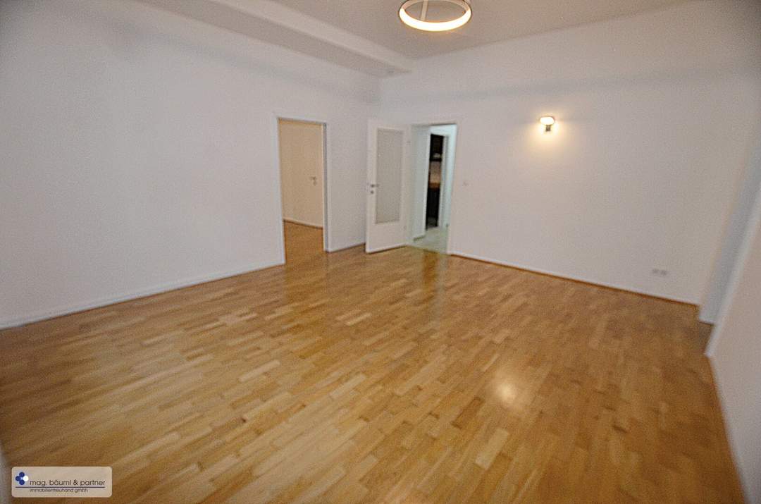 TOP RENOVIERTE 3-ZIMMER-WOHNUNG INKL. KFZ-ABSTELLPLATZ
