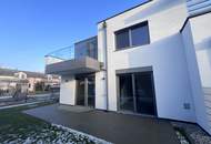 Erstbezug !! Traumhafte Doppelhaushälfte , Wohnkeller mit Garten und 2 Stellplätzen!