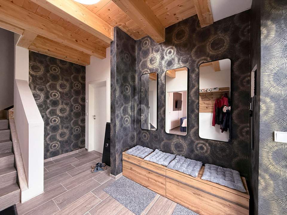 GROßZÜGIGES WOHNHAUS MIT DREI GÄSTEAPARTMENTS ZUM FERTIGSTELLEN