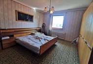 Sonniges Grundstück mit sanierungsbedürftigem Haus voller Charme