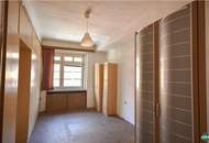 Charmante 2-Zimmer-Altbauwohnung mit separater Küche – renovierungsbedürftig, aber mit viel Potenzial!