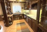 Gepflegtes großes Einfamilienhaus mit überdachtem Pool!