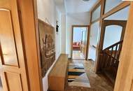 Wohnhaus mit 2.200m² großem Grundstück, Halle und Garagen