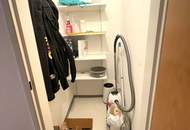 Entspanntes Wohnen in ruhiger Grünlage am beliebten Spallerhof! Großzügig geschnittene 2-Raum-Wohnung mit schöner Loggia! Wunderbarer Ausblick!