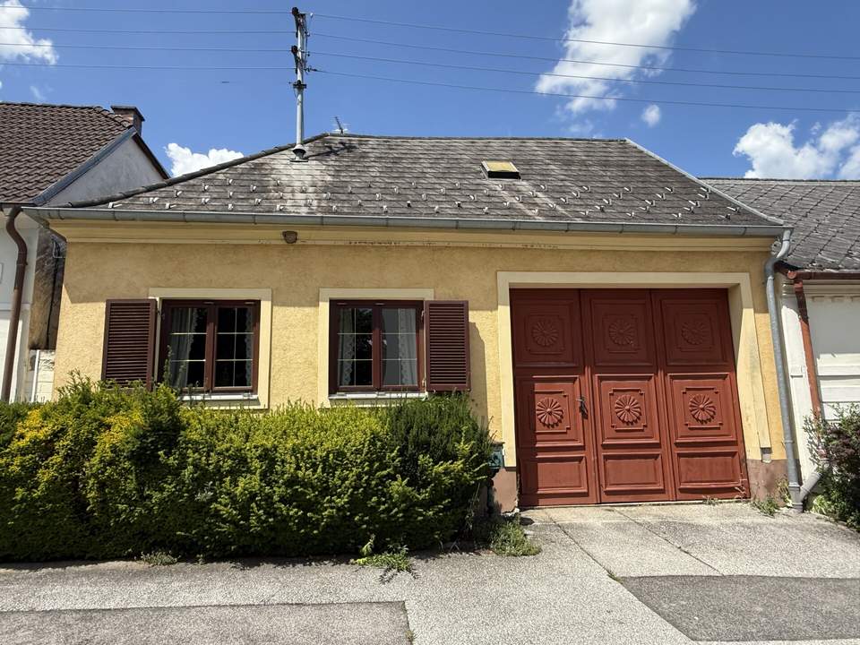 Bauernhaus mit grünem Gartenidyll und Naturpool