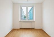 Renditestark investieren: Drei kernsanierte Wohnungen mit Gewerbenutzung in zentraler Lage!