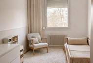 Helle 4-Zimmer-Wohnung (ca. 93 m²) mit Loggia und Parkblick. Master-Schlafzimmer mit eigenem Badezimmer.