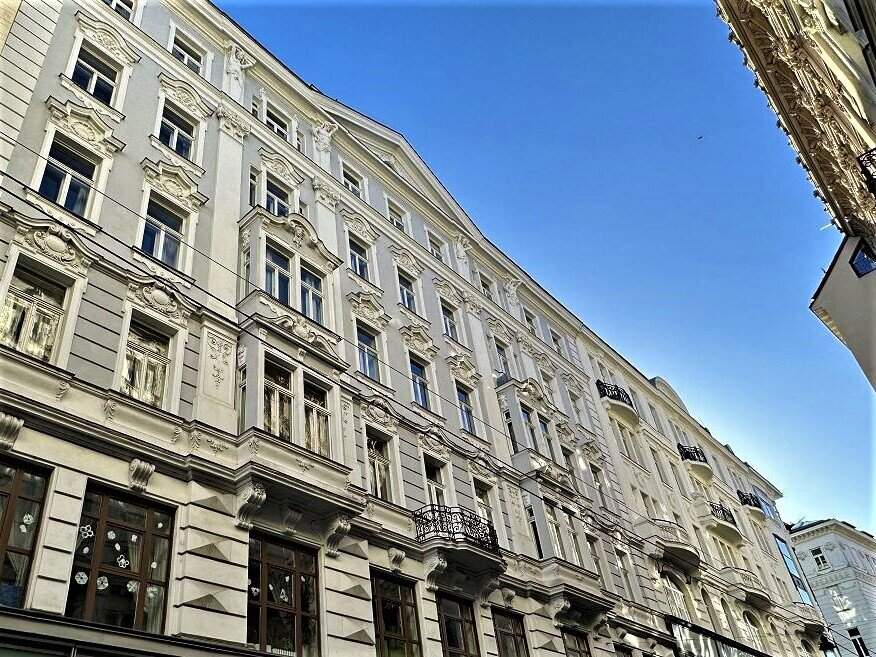 INNENSTADTLAGE, Spiegelgasse, 95 m2 Altbau mit Balkon, 2 Zimmer, Komplettküche, Wannenbad, Parketten, 4. Liftstock, Am-Graben-Nähe
