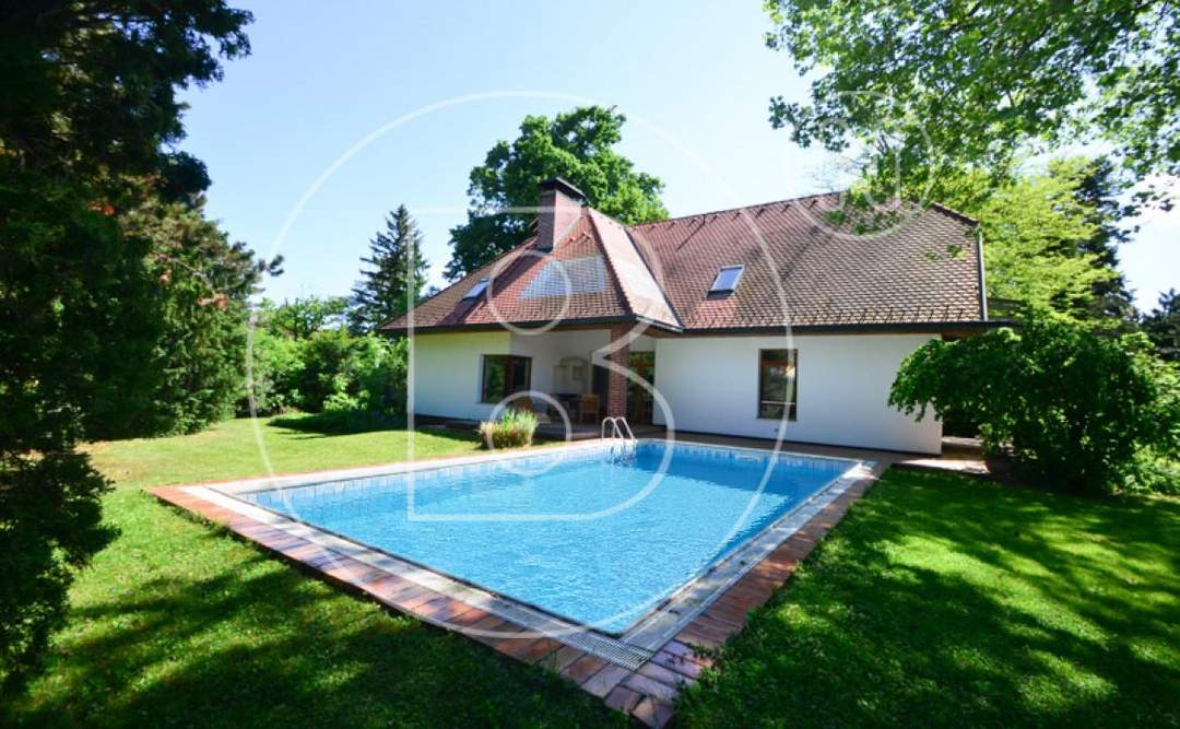 Einfamilienhaus in zentraler Bestlage mit Tennisplatz auf parkähnlichem Grund!