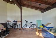 TRAUMHAFTER BUNGALOW FÜR ZWEI PERSONEN SAMT NEBENGEBÄUDE FÜR HOBBYRAUM, PARKÄHNLICHEM GARTEN MIT SCHWIMMTEICH ALS NATURPOOL DIREKT AN FELDER DER REGION ANGRENZEND