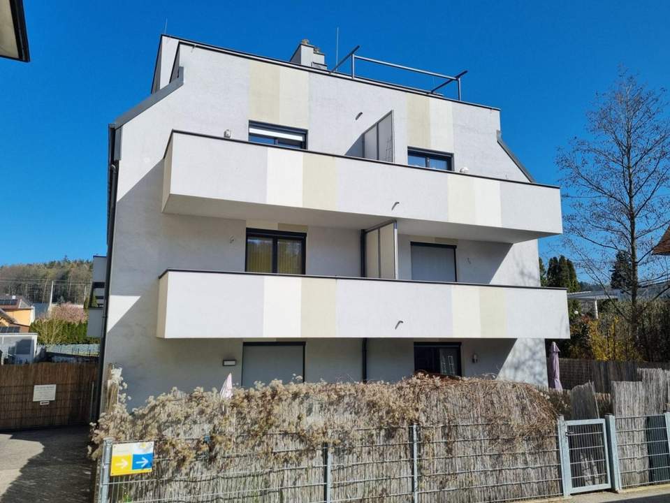 GEPFLEGTE NEUBAUWOHNUNG MIT BALKON IM ZENTRUM