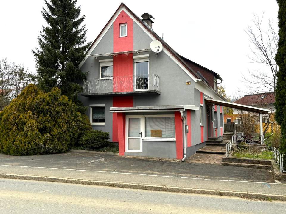 Möbliertes 120m² Familienhaus mit Balkon und Garage in Ortslage