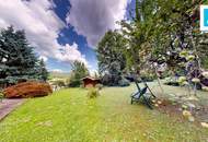 Bauernhaus mit grünem Gartenidyll und Naturpool