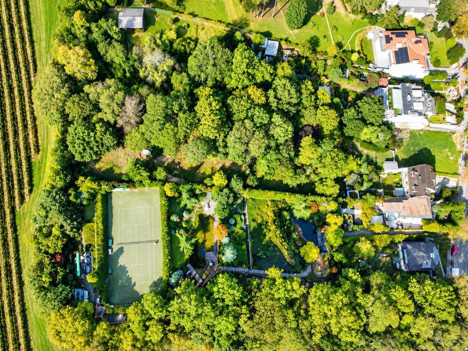 ABSOLUT LUXURIÖSES ANWESEN AM COBENZL mit eigenem Tennisplatz I zwei Biotope I Garage mit 2 Stellplätzen I traumhafte Aussicht