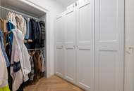 Stilechte, professionell generalsanierte Altbauwohnung mit Balkon