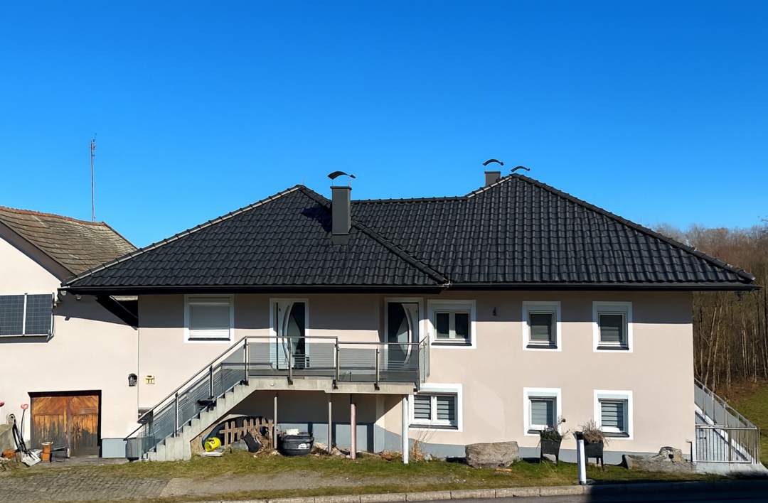 Großzügiges Mehrfamilienhaus mit weitläufigem Grundstück in Vichtenstein