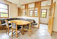 Großes Zweifamilienhaus, unterkellert auf teilbarem Grundstück und Entwicklungspotenzial in Ruhelage