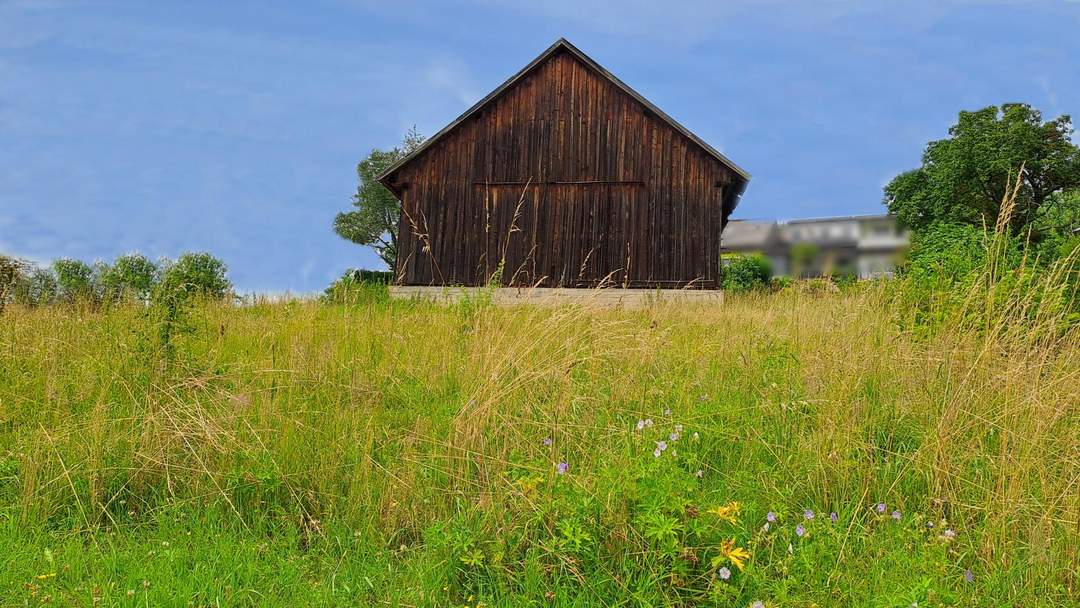 Traumhaftes ECK-Baugrundstück ca. 1177 m² mit Holzstadel - Ruhige Stadtrandlage !