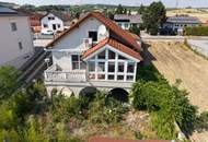 Außergewöhnliches Einfamilienhaus mit zwei Wohneinheiten, großem Garten und Gästehaus in Leobendorf
