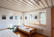 Charmantes Zweifamilienhaus mit zwei separaten Eingängen, kleinem Garten und attraktivem Sanierungspotenzial!