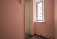 Entwicklungswürdige Stilaltbauwohnung in toller Lage! Verwirklichen Sie Ihren Altbautraum!