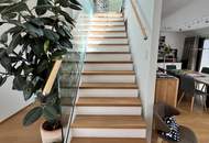 Lichtdurchflutete Penthouse Architektur - barrierefreie 5-Zimmer Maisonette-Wohnung in exklusiver Lage mit teiloffener Galerieebene, zahlreichen Terrassen, 2 Bädern und PKW-Garagenplatz