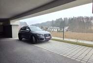 Neuwertige Eigentumswohnung mit Eigengarten sowie eine private Dachterrasse und zwei Garagenparkplätze.