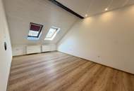 Wohnen mit Stil - sanierte 93 m² Altbauwohnung mit Parkplatz und Balkon